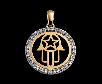 un pendentif en or et en argent orné d'une hamsa et d'une étoile au centre