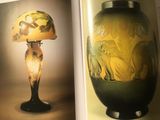 un livre avec l'image d'une lampe et celle d'un éléphant