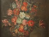 tableau représentant un vase de fleurs posé sur une table dans une pièce sombre