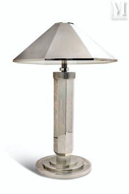un gros plan d'une lampe de table sur fond blanc
