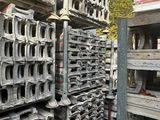 de nombreuses piles d'objets métalliques empilés les uns sur les autres