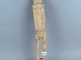 l'image d'une statue en bois représentant un homme avec un chapeau sur la tête