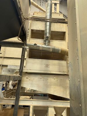 une échelle menant au sommet d'un immeuble