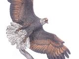 une image représentant une statue d'aigle posée sur un socle noir