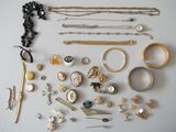 de nombreux types de bijoux sur la table