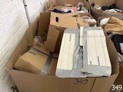 plusieurs boîtes empilées les unes sur les autres