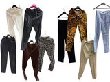 plusieurs pantalons suspendus à un cintre