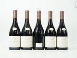 six bouteilles de vin sont alignées sur une surface blanche