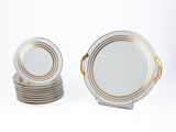 paire d'assiettes argentées et dorées, avec des bords dorés sur fond blanc