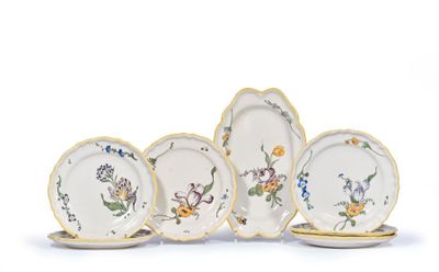 un ensemble d'assiettes ornées de fleurs sur un fond blanc