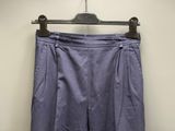 un gros plan sur un pantalon bleu suspendu à un cintre