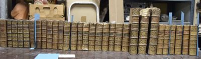 de nombreuses piles de livres empilées les unes sur les autres