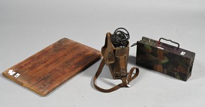 un petit livre et un petit étui posés sur une table