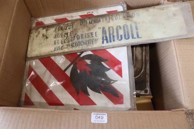 une boîte en carton dans laquelle se trouve une affiche