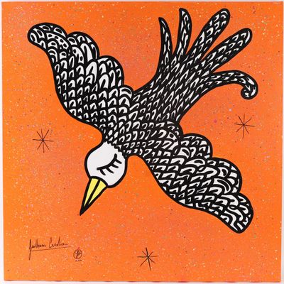 une image représentant un oiseau noir et blanc volant sur un fond orange