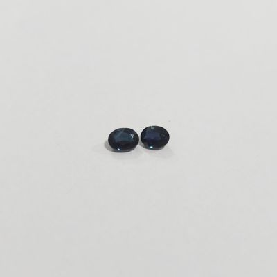 une paire de saphirs bleus sur un fond blanc