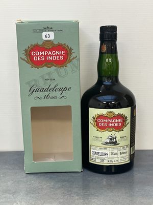 une bouteille de vin à côté d'une boîte sur une table
