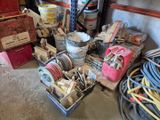Il y a de nombreux types d'outils différents dans ce garage.
