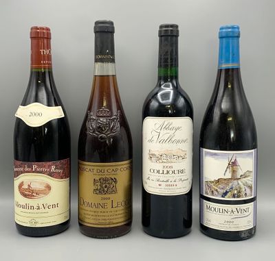 plusieurs bouteilles de vin sont alignées sur une table