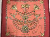 une image représentant une écharpe rouge ornée d'un motif