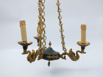 un lustre auquel sont suspendues trois bougies