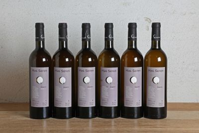 six bouteilles de vin sont alignées sur une table en bois