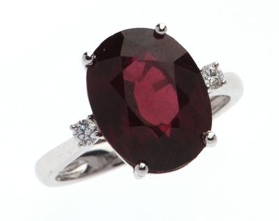 BAGUE en or gris 750 °/°° ornée d'un grenat rhodolite de tai…