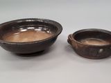 paire de bols en poterie marron avec des anses, sur fond blanc