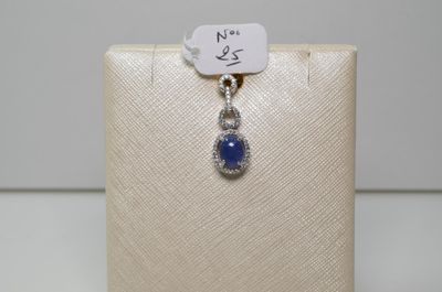 un gros plan d'un collier orné d'une pierre bleue