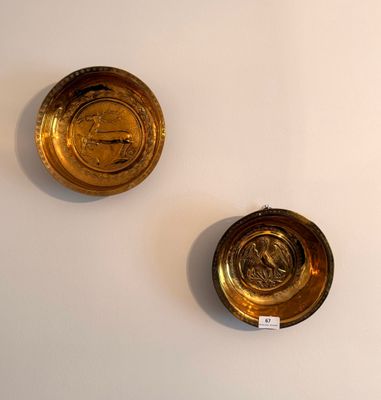 deux plaques en or accrochées l'une à côté de l'autre au mur