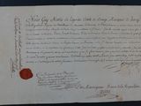 un vieux document portant un cachet de cire, posé sur une table