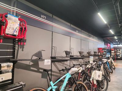 les nombreux vélos alignés dans le magasin