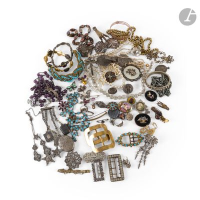 une pile de bijoux assortis sur une surface blanche