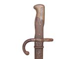 une image représentant un couteau d'aspect très ancien sur fond blanc