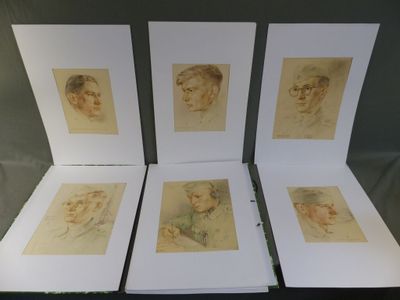 Six dessins représentant un homme et une femme sont exposés dans une vitrine.