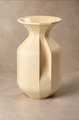 un vase blanc posé sur une table
