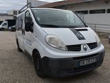une camionnette blanche garée dans un parking