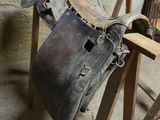 une selle de cheval sur laquelle un homme est en train de travailler