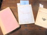 trois livres sont posés sur une table les uns à côté des autres
