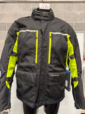 une veste noire et jaune exposée sur un mannequin
