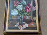 un tableau de fleurs dans un vase sur le mur
