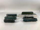 trois trains miniatures posés les uns à côté des autres sur une table