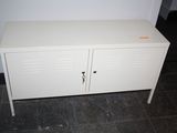 une armoire blanche avec deux portes sur le côté