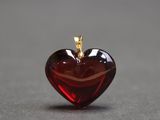 pendentif en verre rouge en forme de cœur, avec une chaîne plaquée or