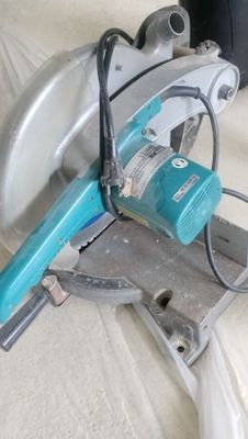 quelqu'un utilise une scie circulaire pour couper une pièce de bois