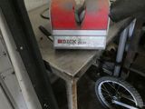 une petite table sur laquelle est posée une machine, dans un garage