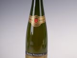 une bouteille de vin posée sur une table