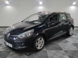 une voiture noire garée sur le sol en damier d'un garage