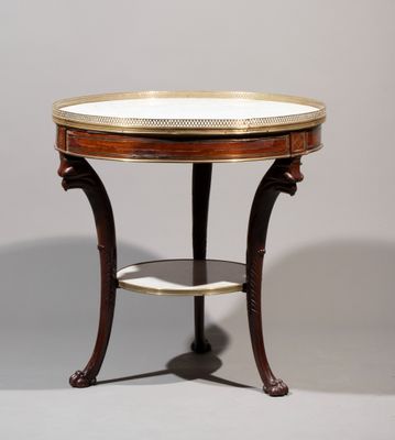 une table ronde avec un plateau en marbre et des pieds en bois