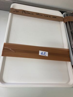 un plateau blanc muni d'une poignée en bois